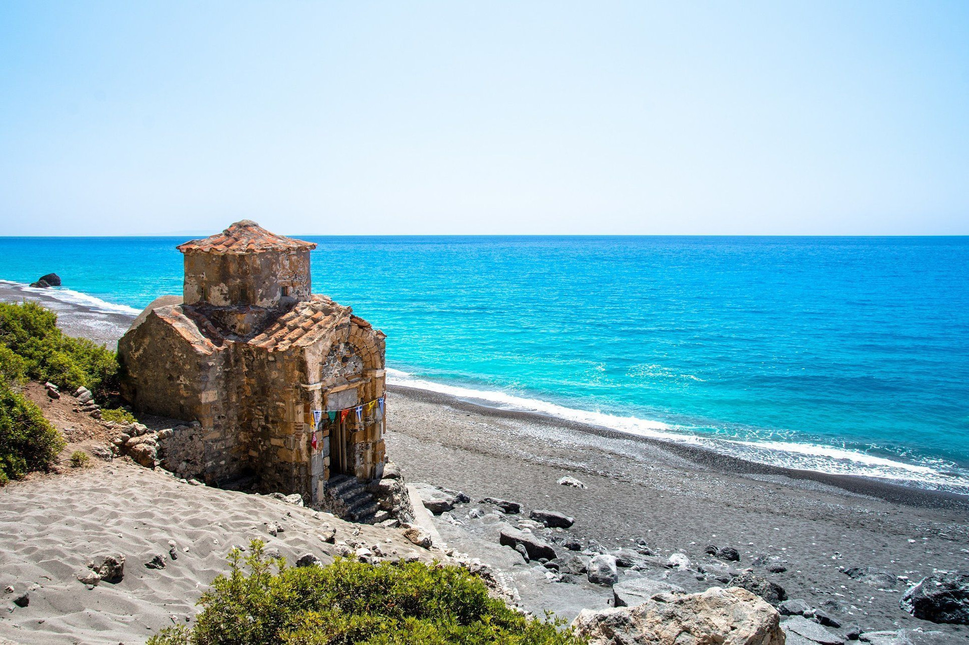 Chapelle byzantine sur une plage face à la mer turquoise - Crète - Grèce