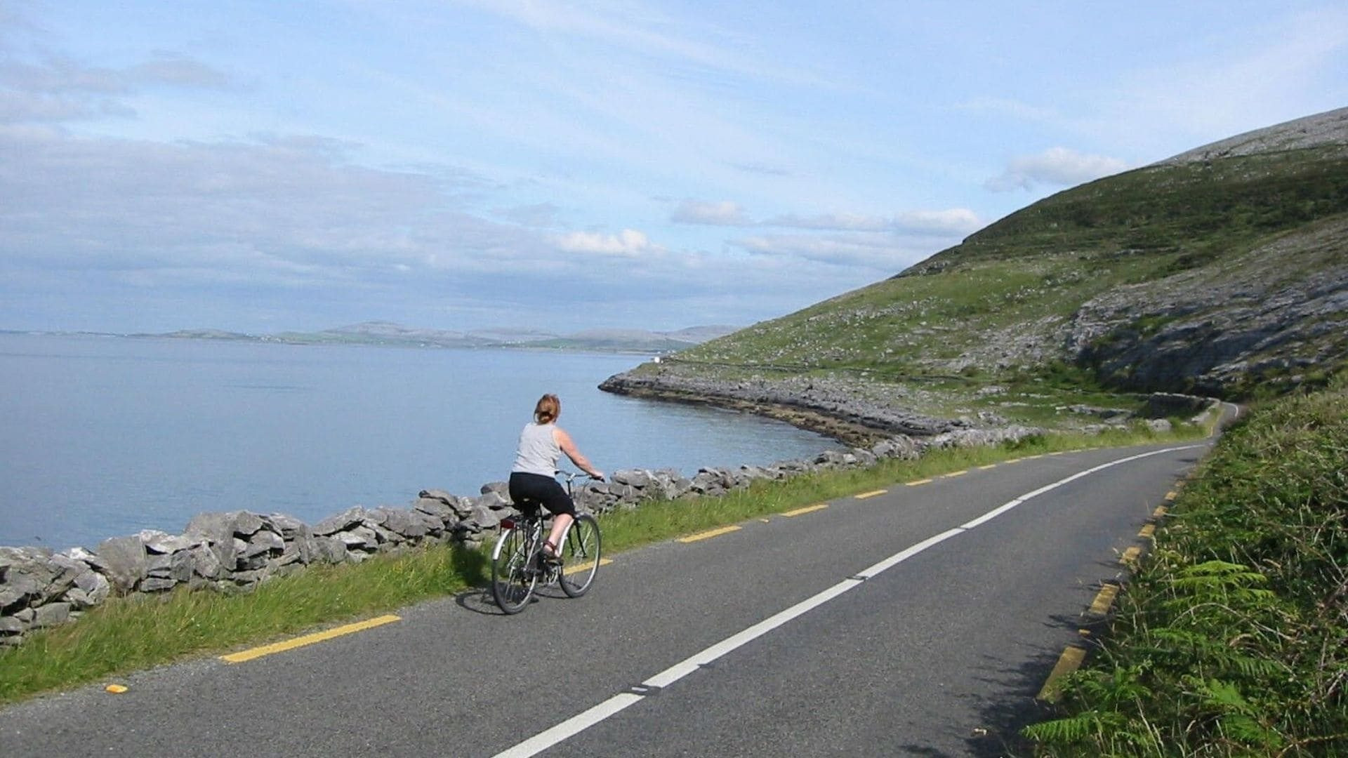 © Dingle lady_cyclist_-_dingle