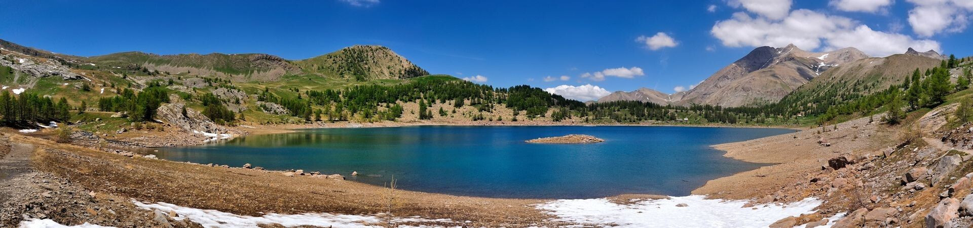 Lac d'Allos aux eaux turquoise entouré de montagnes - Alpes du Sud - France