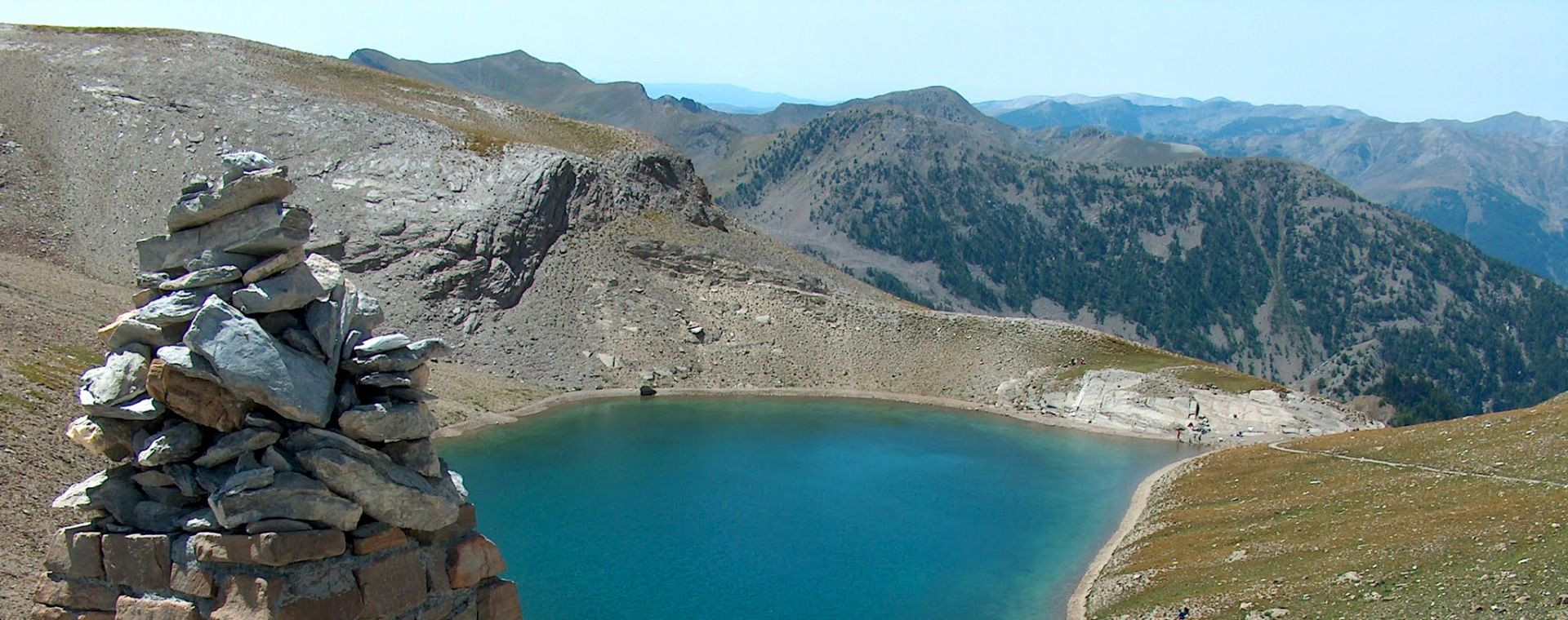 Cairn dominant le lac de la Petite Cayolle - Mercantour - France