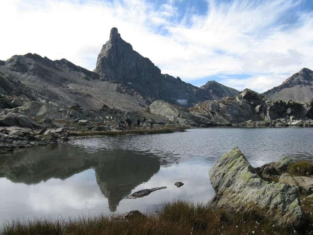 © Marc Laurans Lac de montagne et pic rocheux - Alpes - France