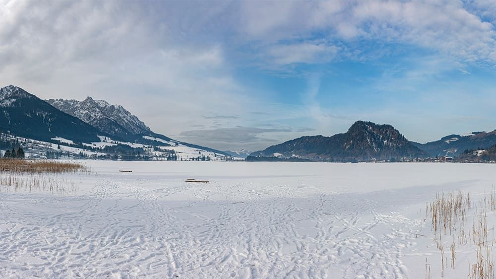 © Adobe Stock Lac de Walchsee gelé en hiver et montagnes enneigées - Tyrol - Autriche