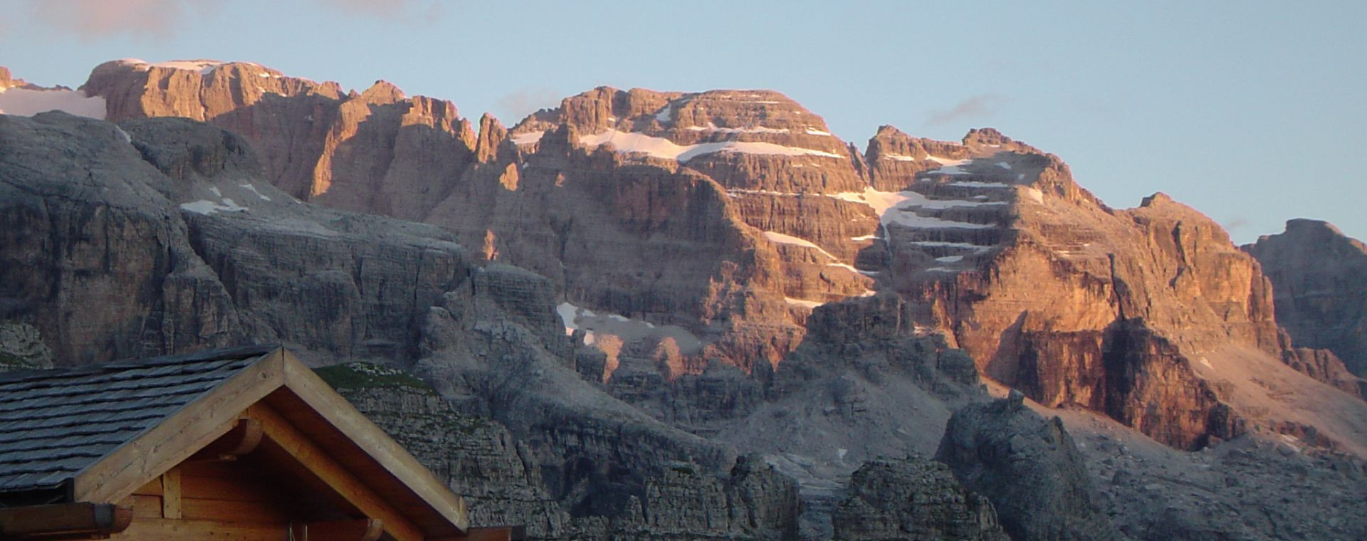 Massif des Dolomites de Brenta au coucher du soleil - Italie