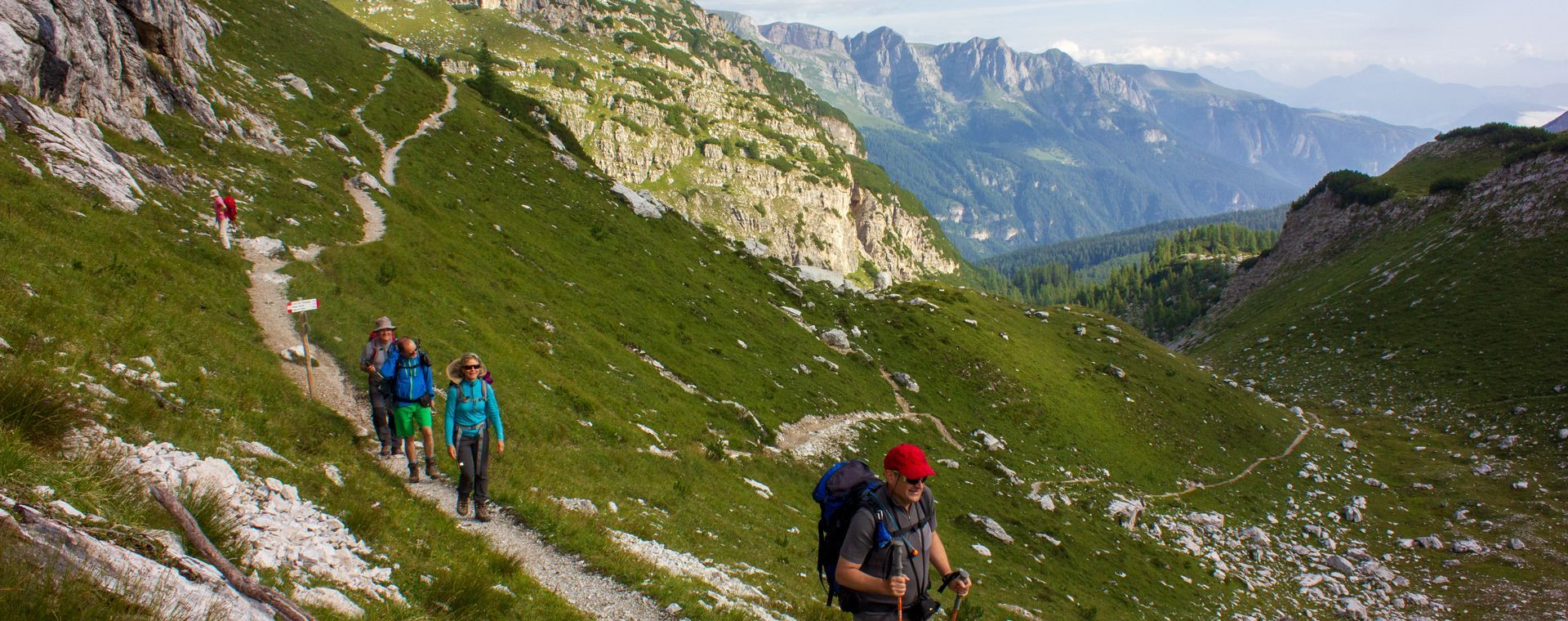 Randonneurs sur un sentier des Dolomites de Brenta - Dolomites - Italie