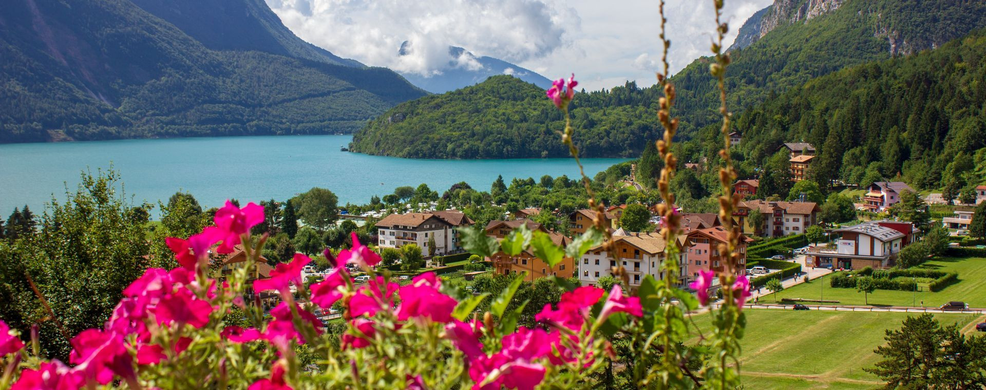 Lac turquoise et village au pied des Dolomites de Brenta - Trentin - Italie