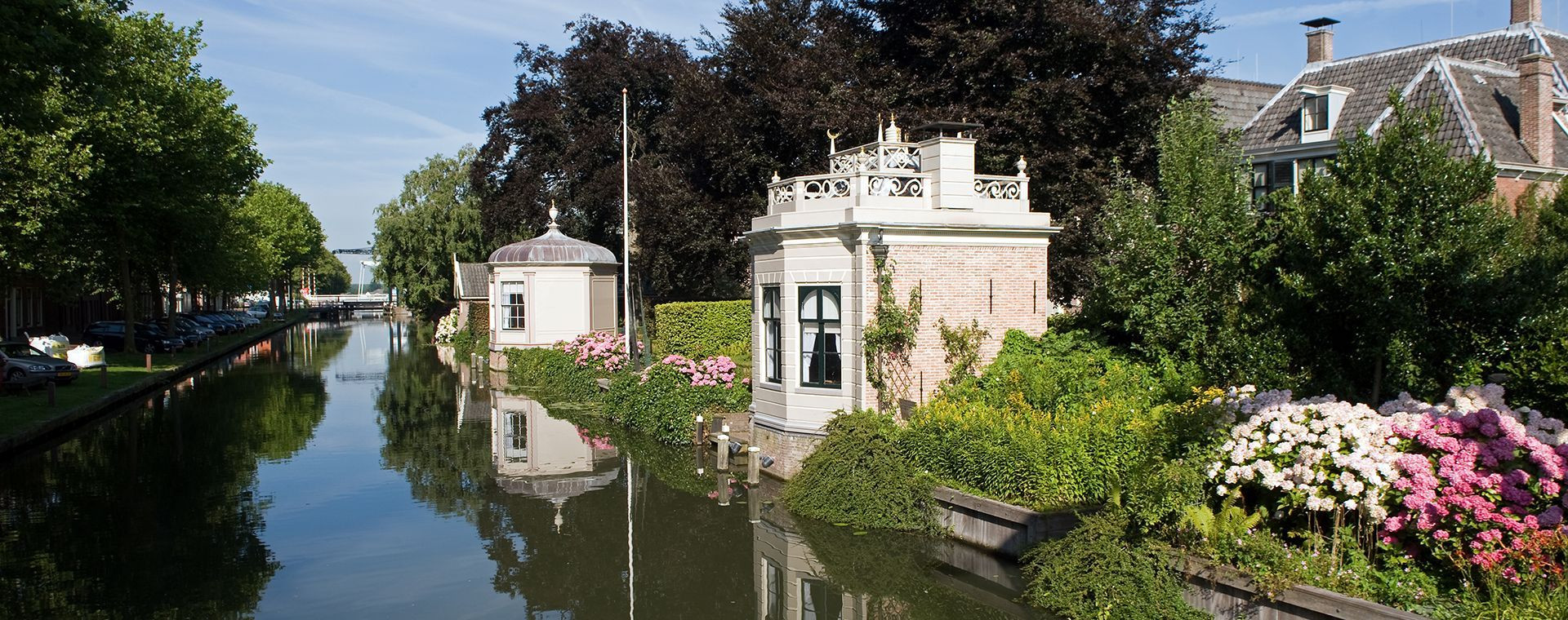 Maison de canal fleurie au bord de l'eau - Région de l'IJsselmeer - Pays-Bas