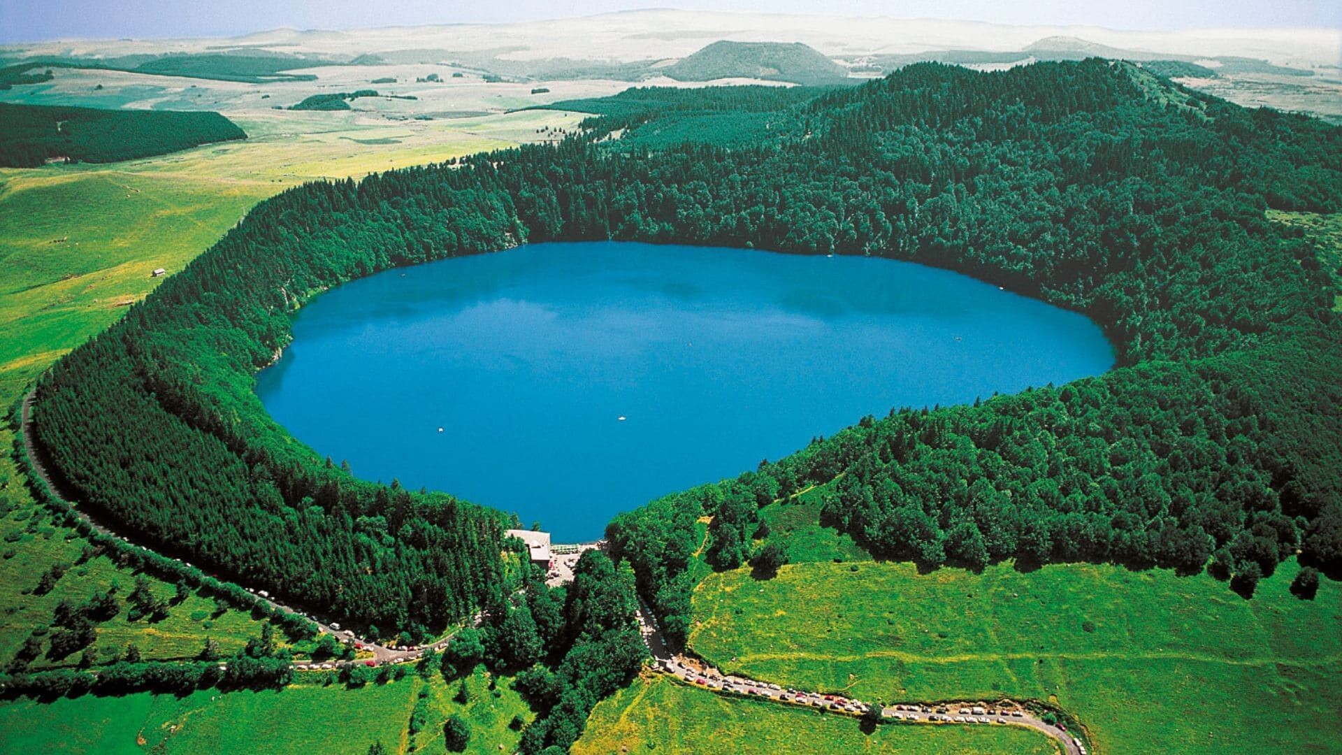 Lac de Pavin vu du ciel - Auvergne - France
