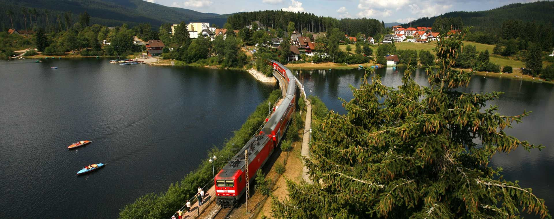 Train rouge longeant le lac Schluchsee - Forêt-Noire - Allemagne