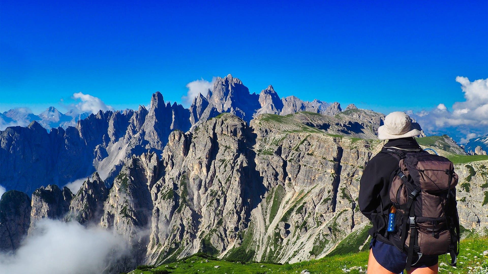 Randonneur face aux Cadini di Misurina - Dolomites - Italie