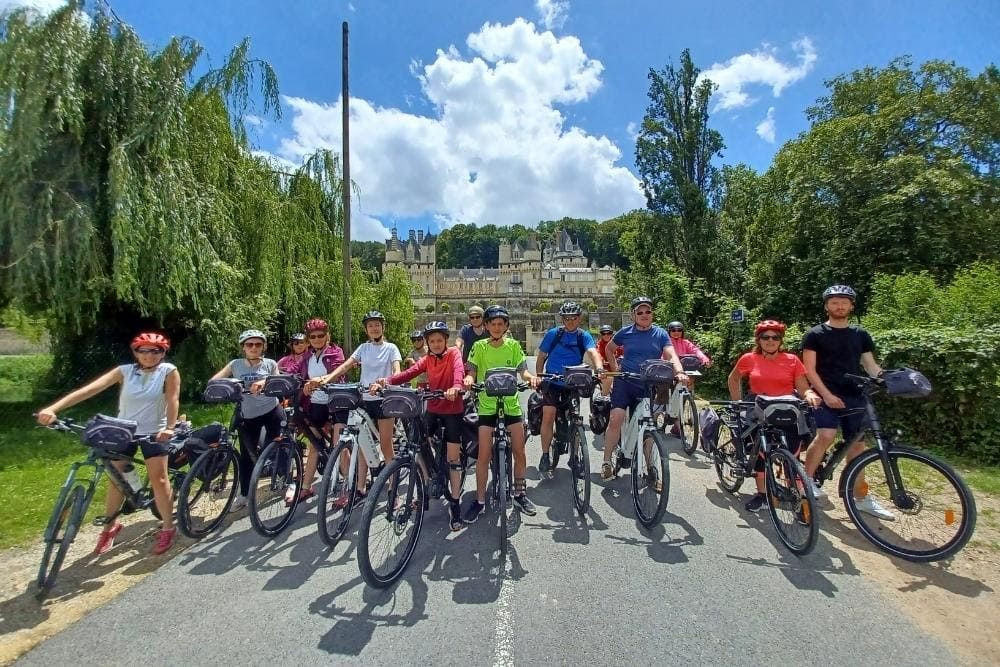 © Charlotte Laventureux Le groupe de cyclotouristes devant le château d'Ussé © Charlotte Laventureux