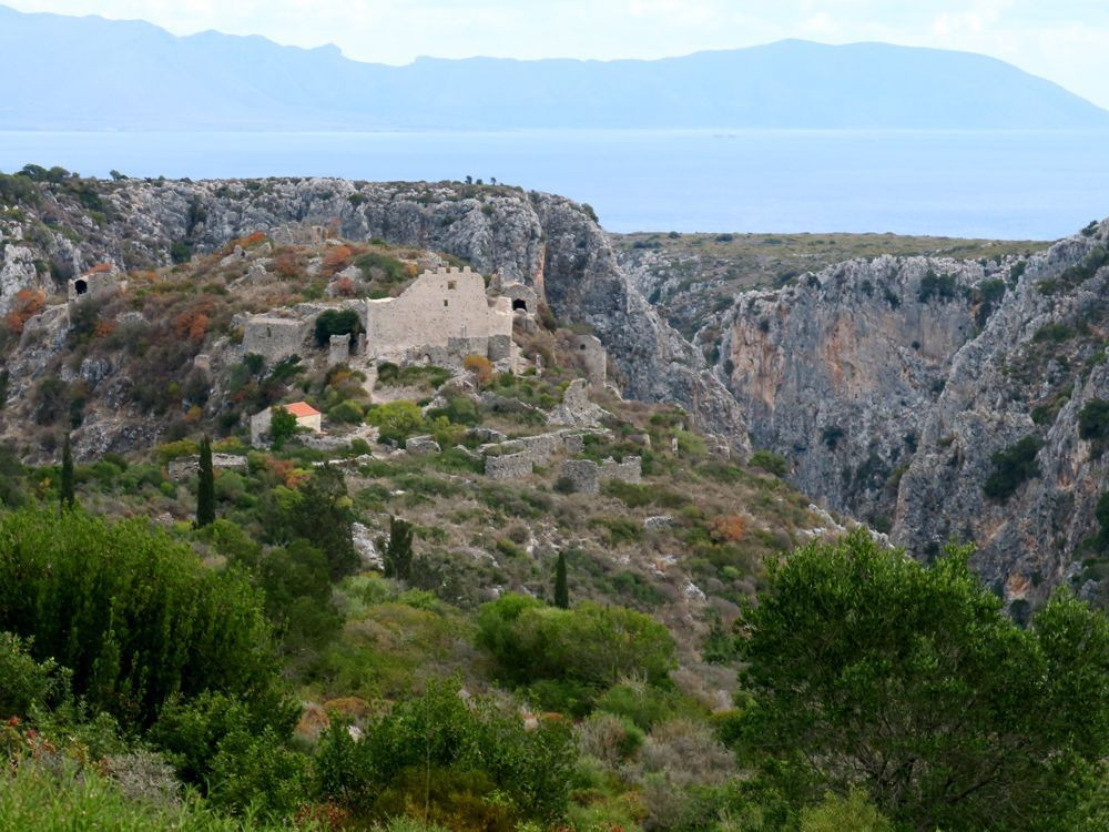 © François Ribard Le Kastro de Paleochora ruiné par Barberousse sur l'île de Cythère © François Ribard
