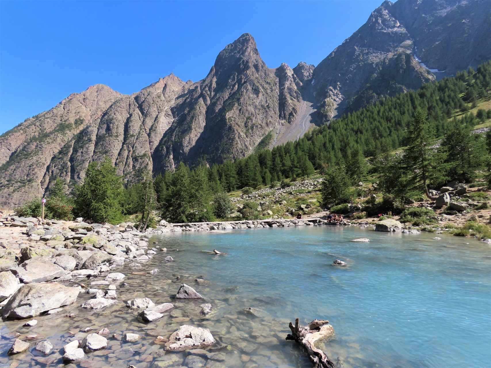 © Rémih Le lac de la Douche et la forêt de mélèzes, au-dessus du Casset