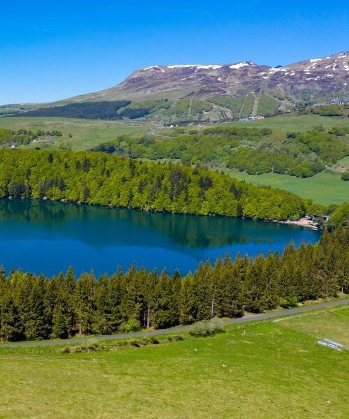 Le Lac Pavin Et Sa Foret