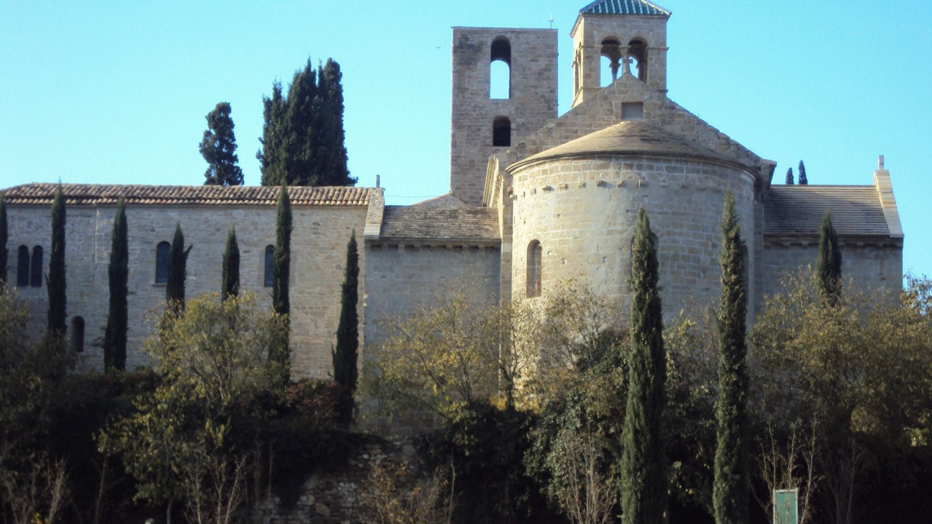 Monastère roman de Sant Benet de Bages et cyprès - Catalogne - Espagne
