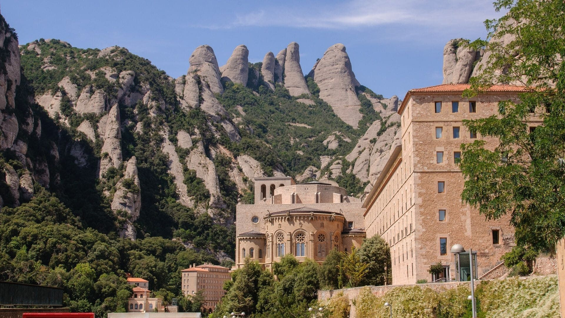 Monastère de Montserrat sous les pitons rocheux - Catalogne - Espagne