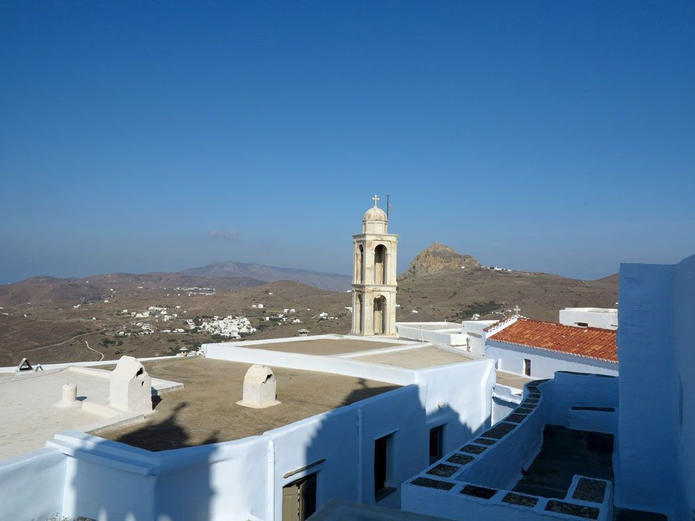 Le piton granitique de Xobourgo vu des toits du monastère de Kechrovounio