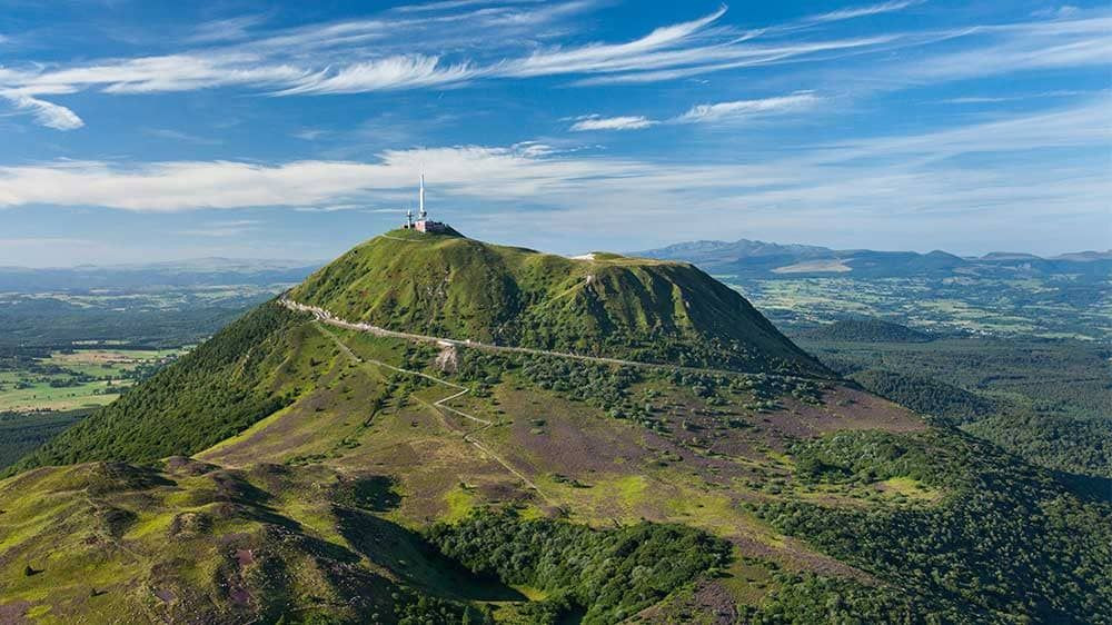 © F. Cormon Sommet et pentes du puy de Dôme - Chaîne des Puys, Auvergne - France