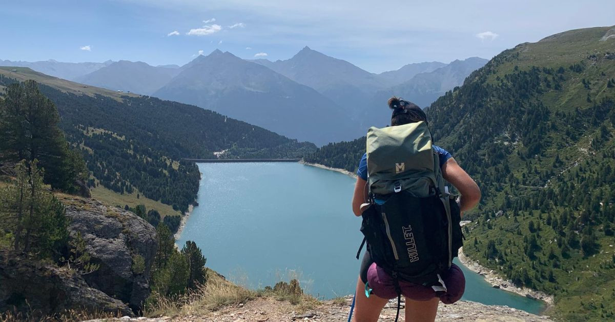 Randonneuse au-dessus d'un lac de barrage - Vanoise - Savoie