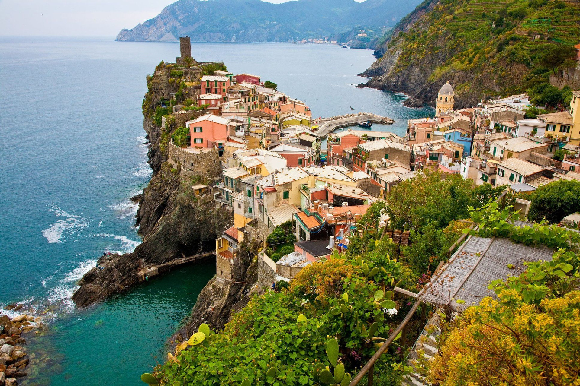 Village perché de Vernazza sur la côte - Cinque Terre - Italie