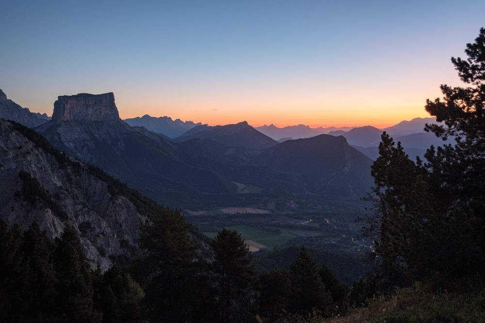 © Timothé Bourdilleau Lever de soleil au Pas de l'Essaure sur le Mont Aiguille © Timothé Bourdilleau