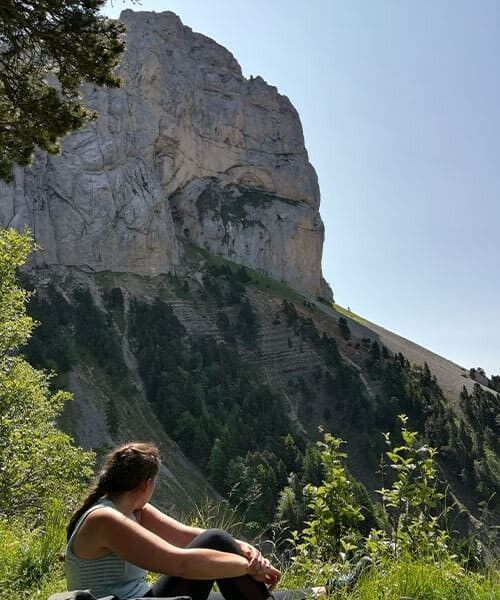 © Adrien Ozanon Randonneuse au pied d'une falaise calcaire - Vercors - Alpes - France