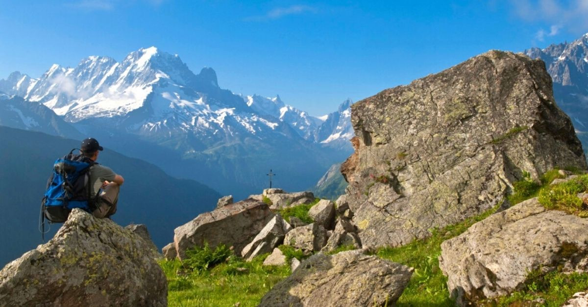 Randonneur face au massif du Mont-Blanc - Chamonix - Alpes - France