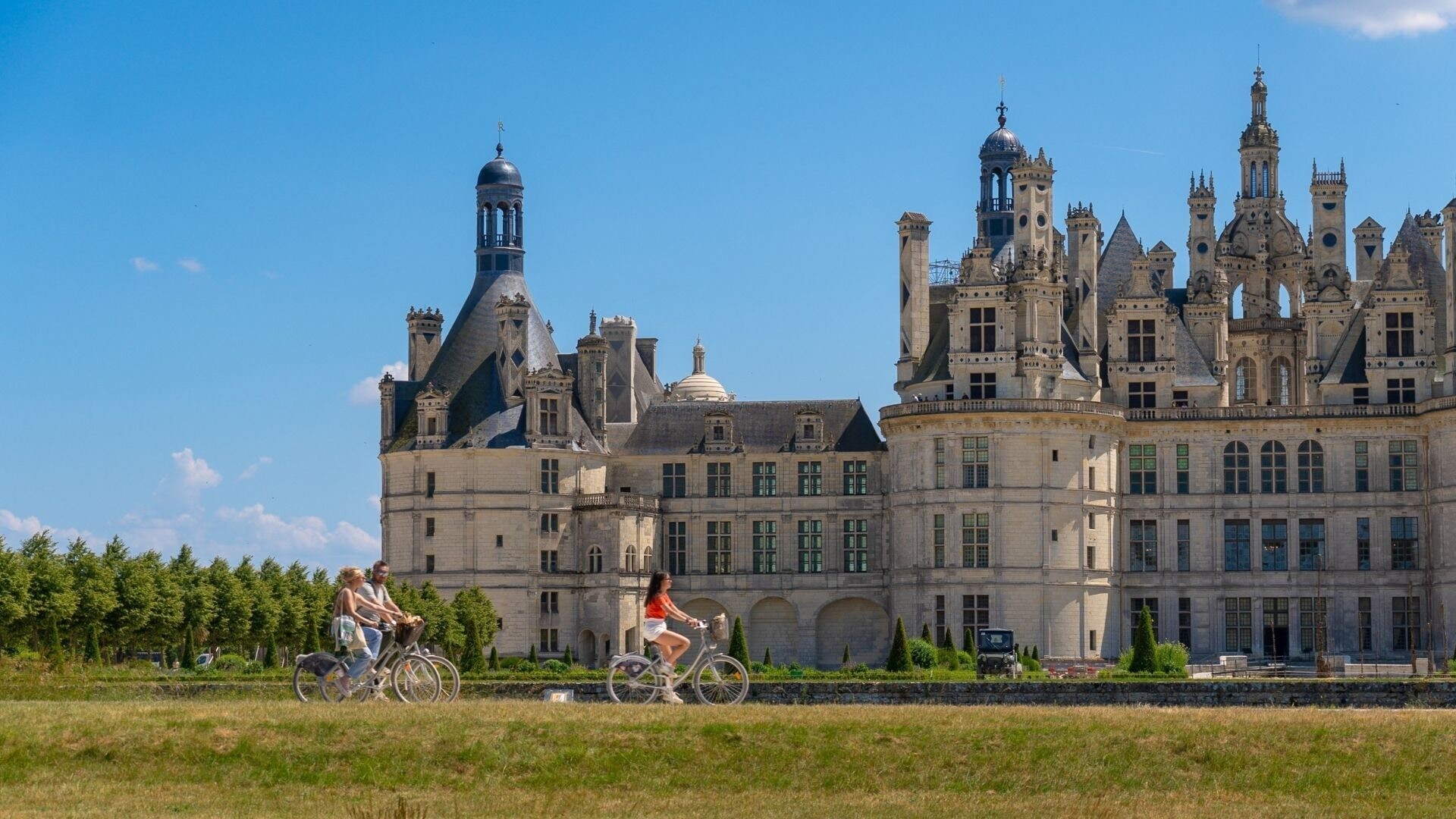 Cyclistes devant le château de Chambord - Vallée de la Loire - France