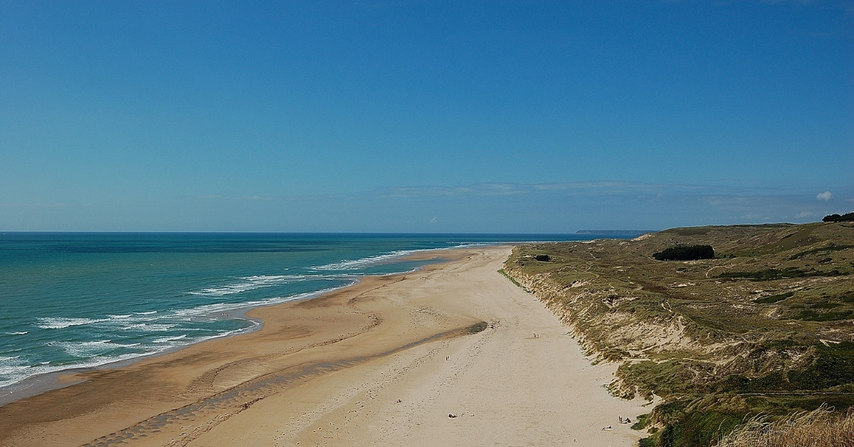 Grande plage de sable et dunes sauvages - Cotentin - Normandie - France
