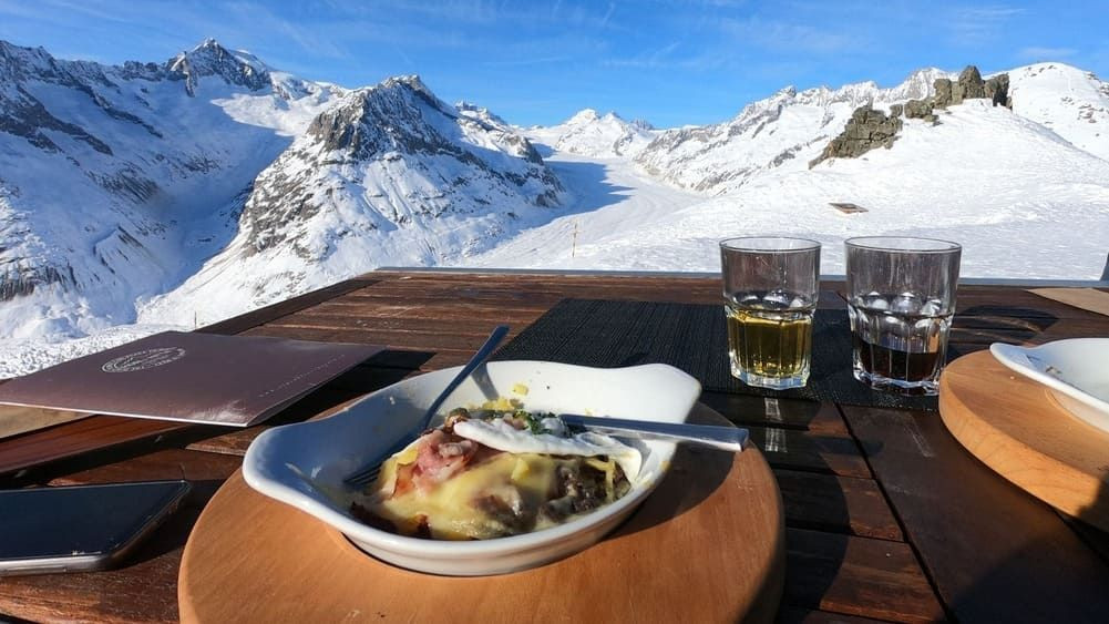 Pause repas en terrasse face au glacier d'Aletsch - Valais - Suisse