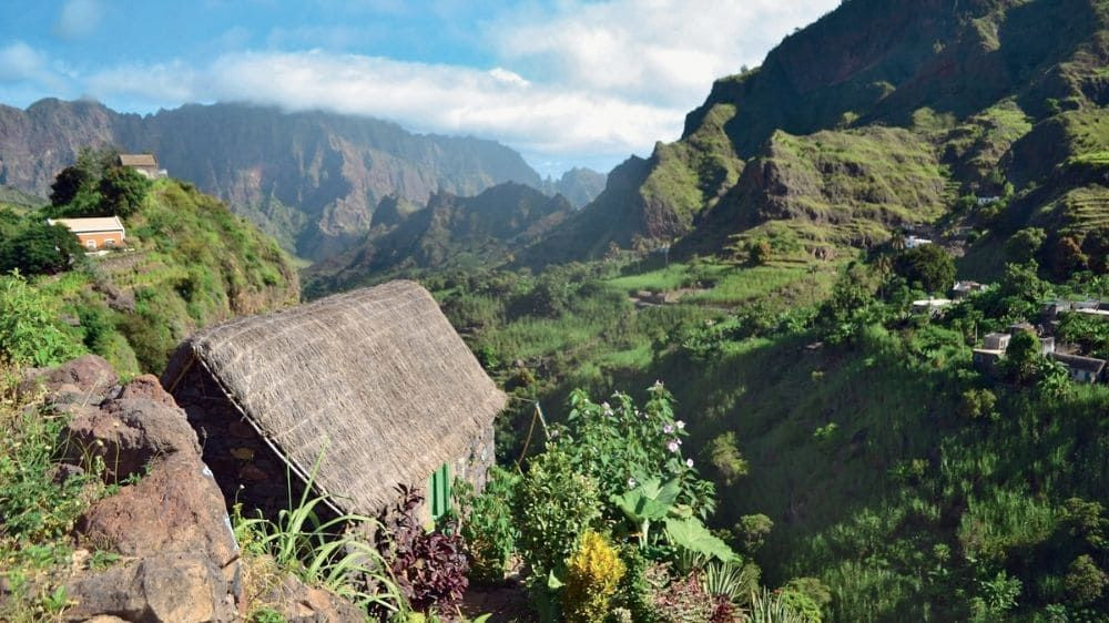 © Hélène Le Pelley Maison traditionnelle au toit de chaume - Santo Antão - Cap-Vert