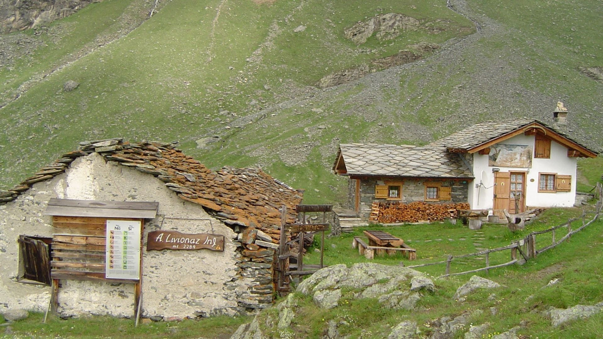 © Pierre Paillat Maisons typiques aux toits de lauze - Grand Paradis - Italie
