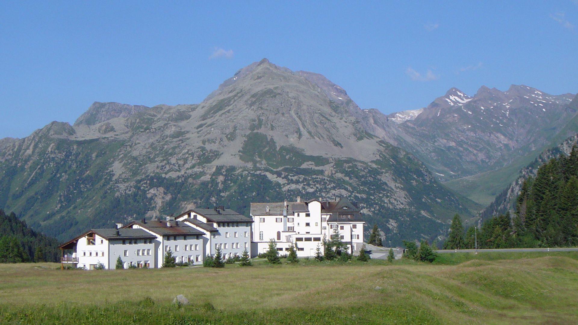 Hameau au pied des montagnes - Haute-Engadine - Suisse
