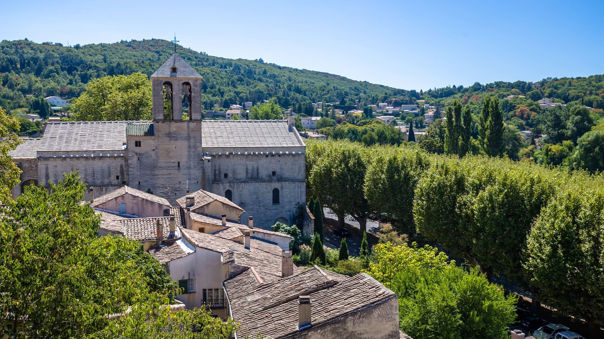© Adobe Stock Église et toits du village de Malaucène - Vaucluse - Provence - France