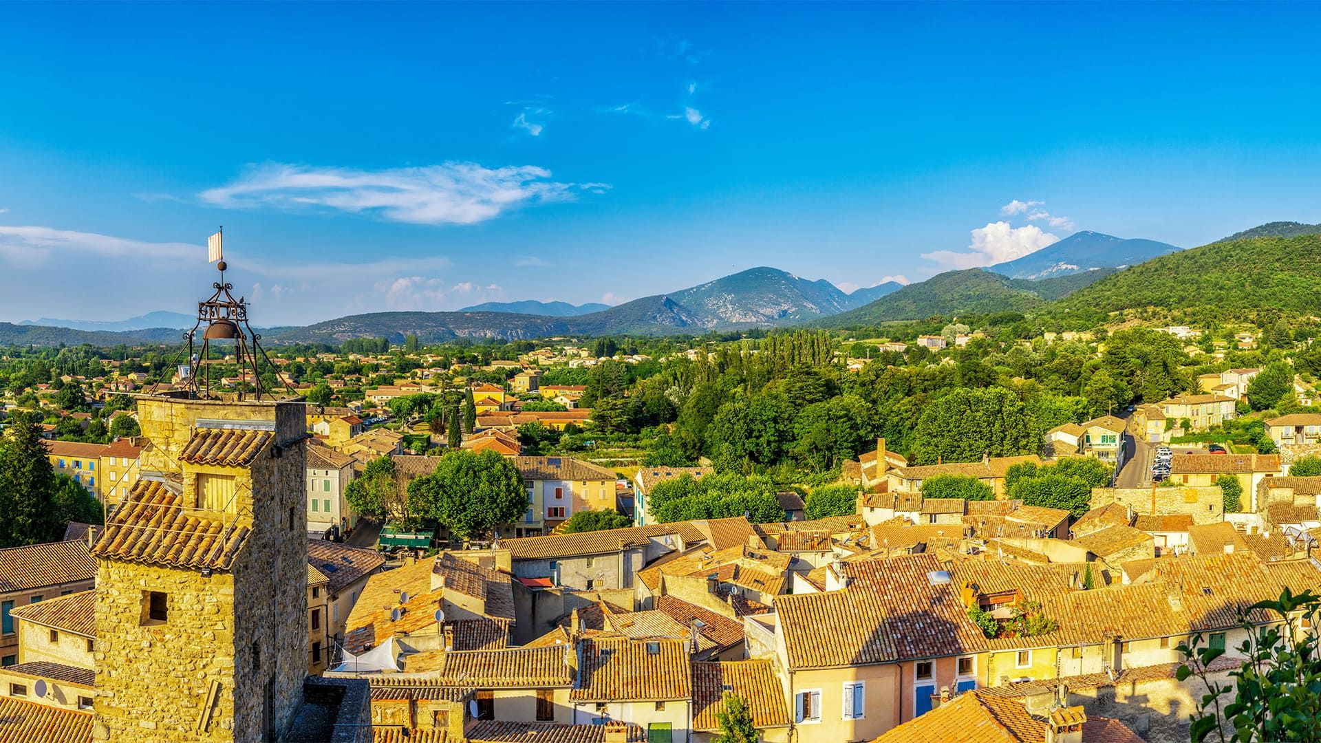 © Adobe Stock Village de Malaucène et mont Ventoux - Vaucluse - Provence