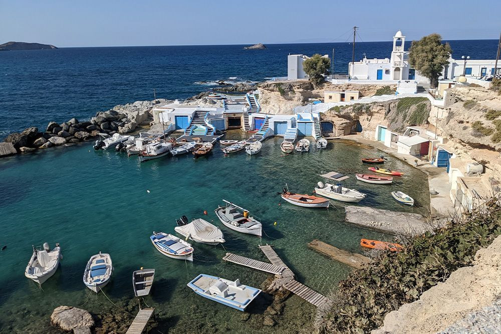 © Cécile Hénard Le port de Mandrakia, sur l'île de Milos, à découvrir pendant un séjour basé à Adamas