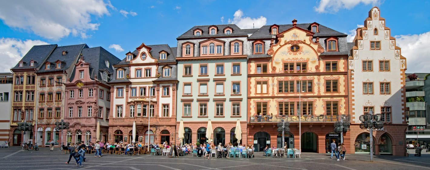 Façades et terrasse de café de la place du Marché - Mayence - Allemagne