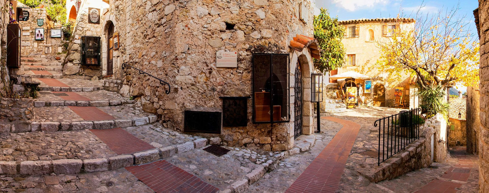 Ruelle médiévale du village d'Èze - Côte d'Azur - France