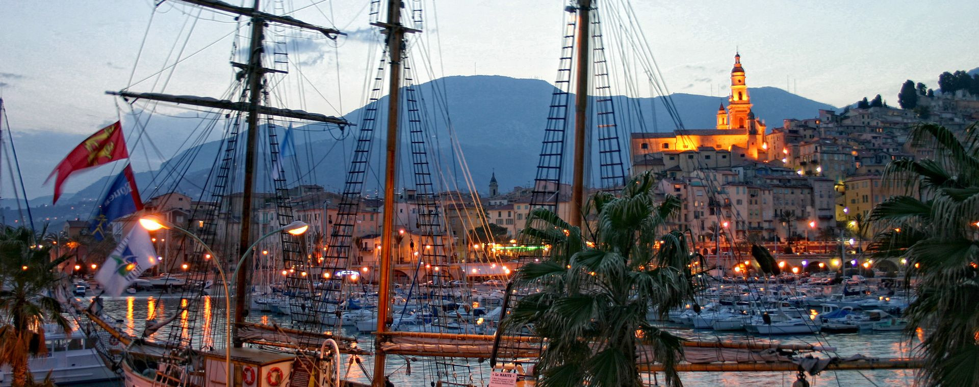 Port et vieille ville de Menton à la tombée de la nuit - France