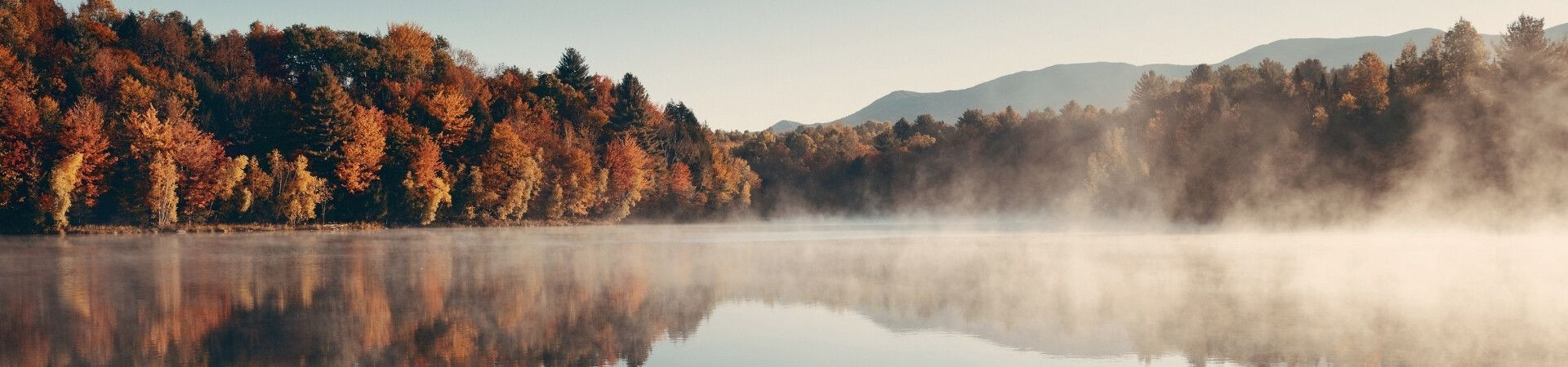 Lac brumeux aux couleurs d'automne à l'aube - Massif central - France