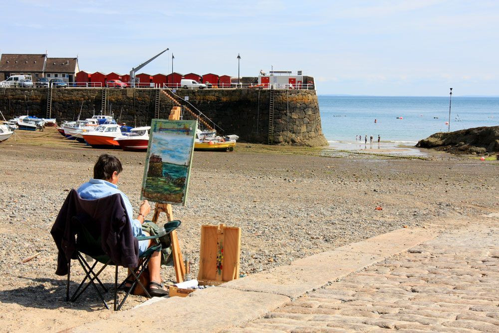 © François Ribard Moment de création à Jersey, sur le port de Rozel, à marée basse © François Ribard