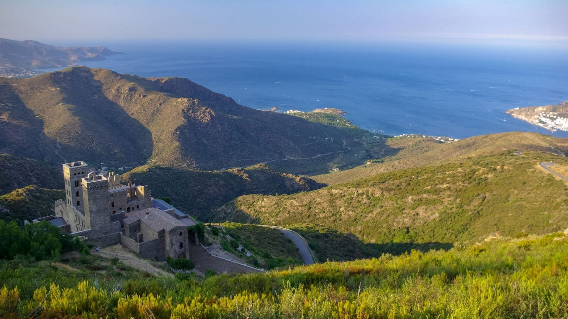 Monastère de Sant Pere de Rodes au-dessus de la mer - Catalogne - Espagne