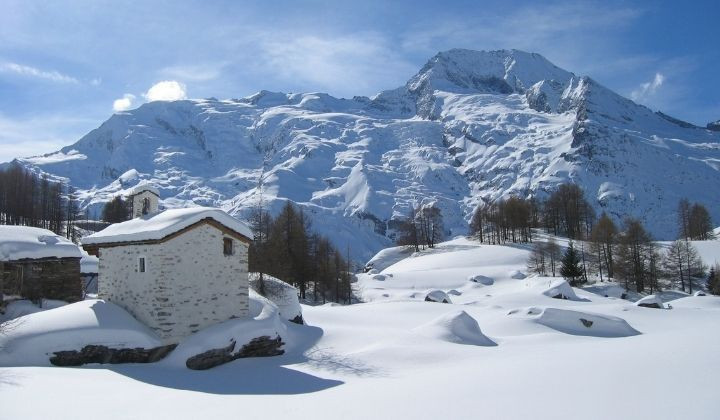 © Mikael Jousseaume Hameau du Monal enneigé sous le Mont Pourri - Vanoise - Savoie