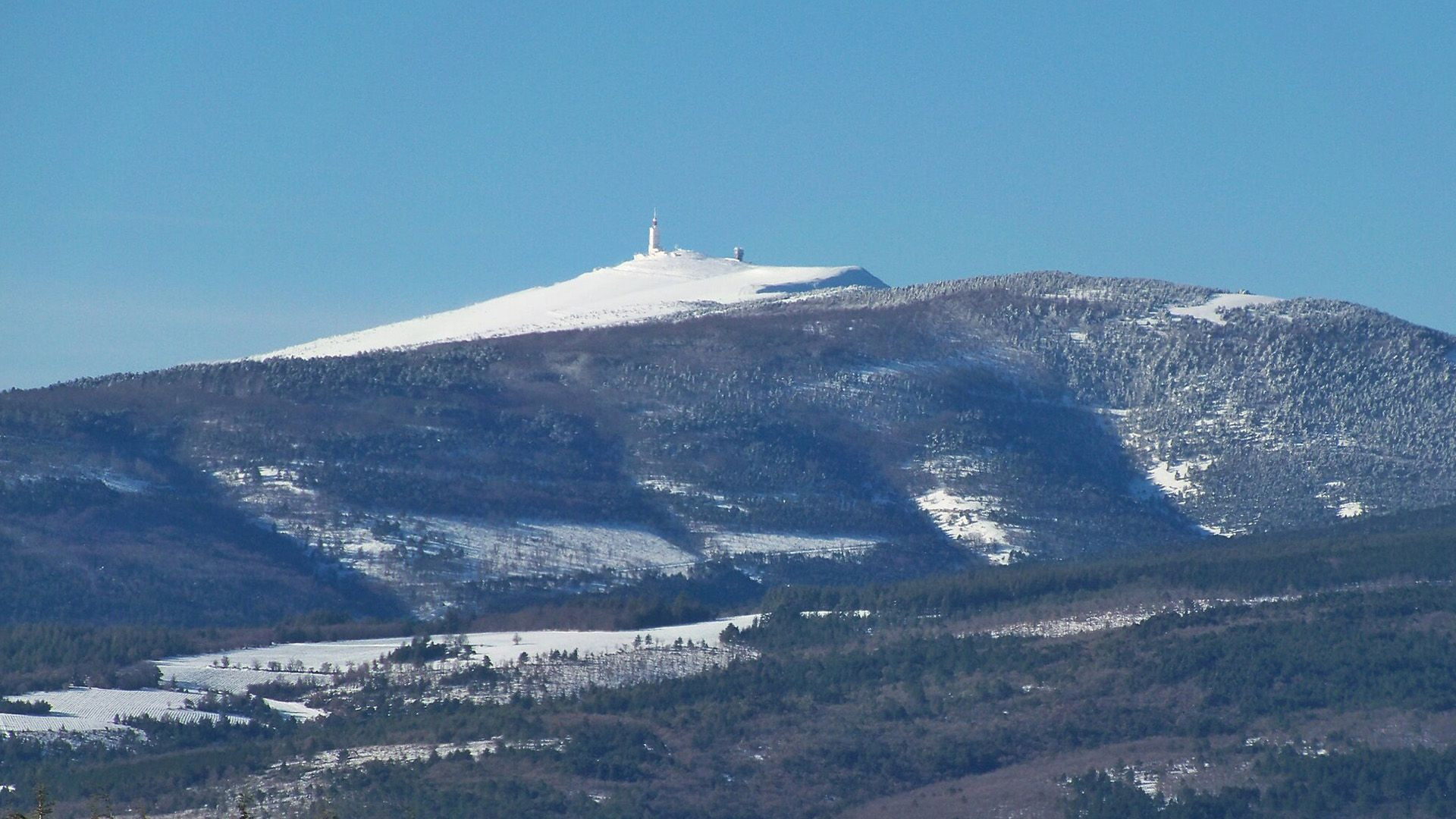 © Véronique Pagnier Sommet enneigé du Mont Ventoux en hiver - Provence, France