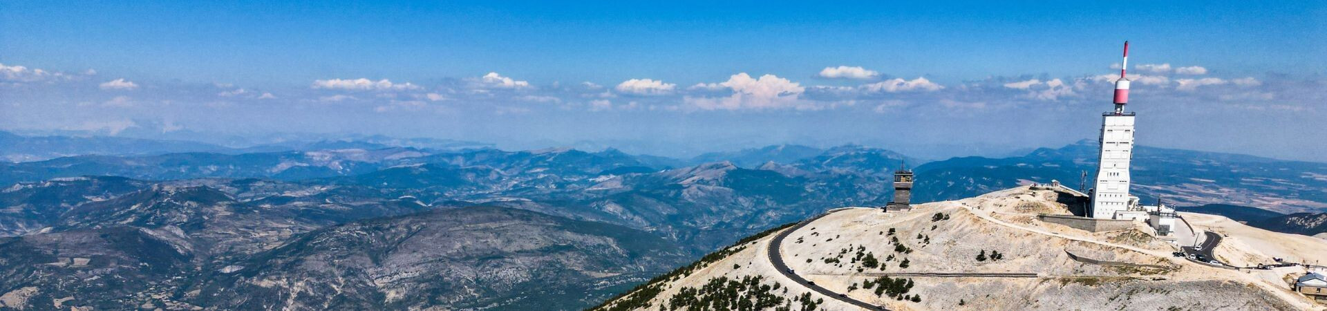 Sommet du Mont Ventoux avec sa tour et panorama - Provence - France