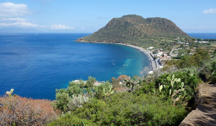 Baie et mont Montagnola di Capo Graziano - Île de Filicudi - Îles Éoliennes - Italie
