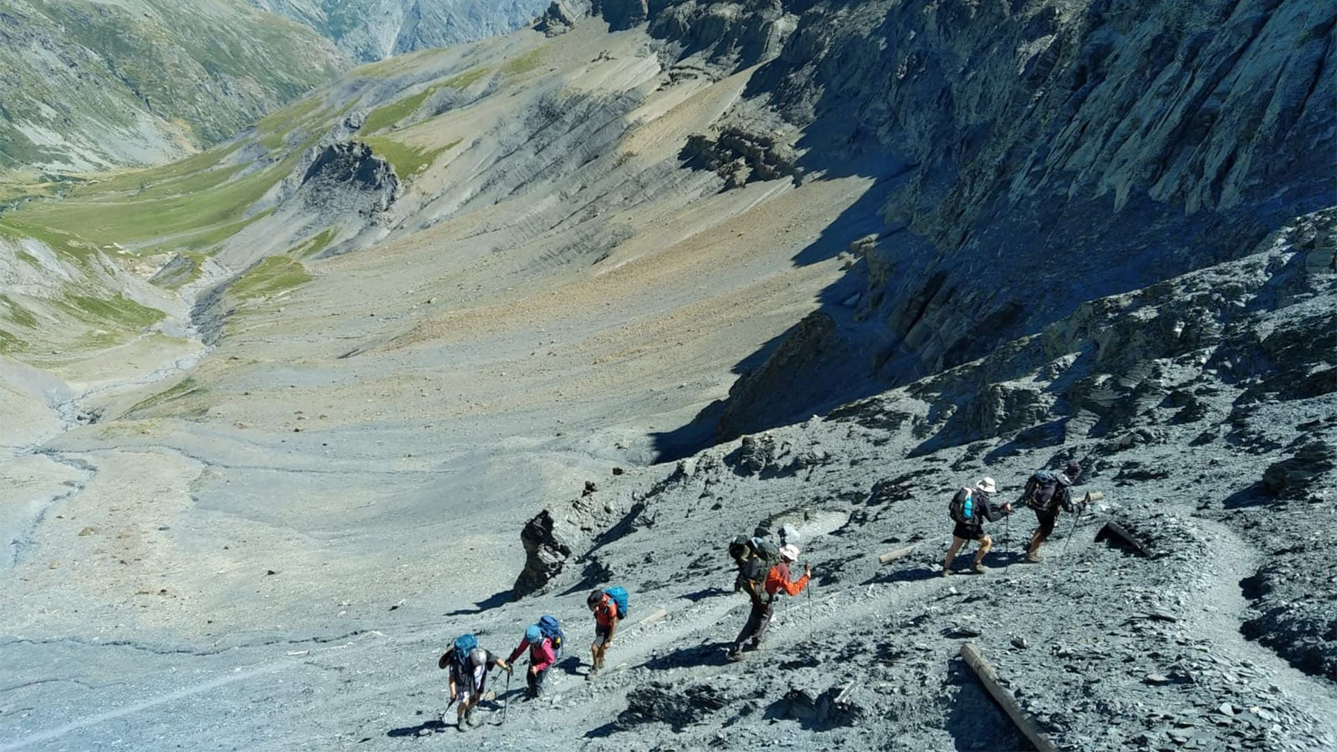 © Lionel Laurent Randonneurs en montée sur sentier rocailleux - Tour de l'Oisans - France