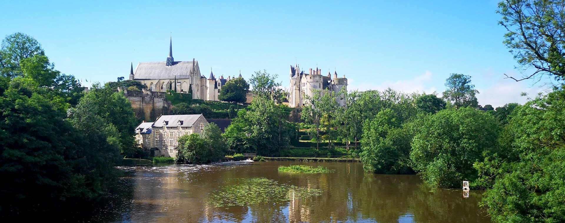 Château et collégiale de Montreuil-Bellay au-dessus du Thouet - Pays de la Loire - France