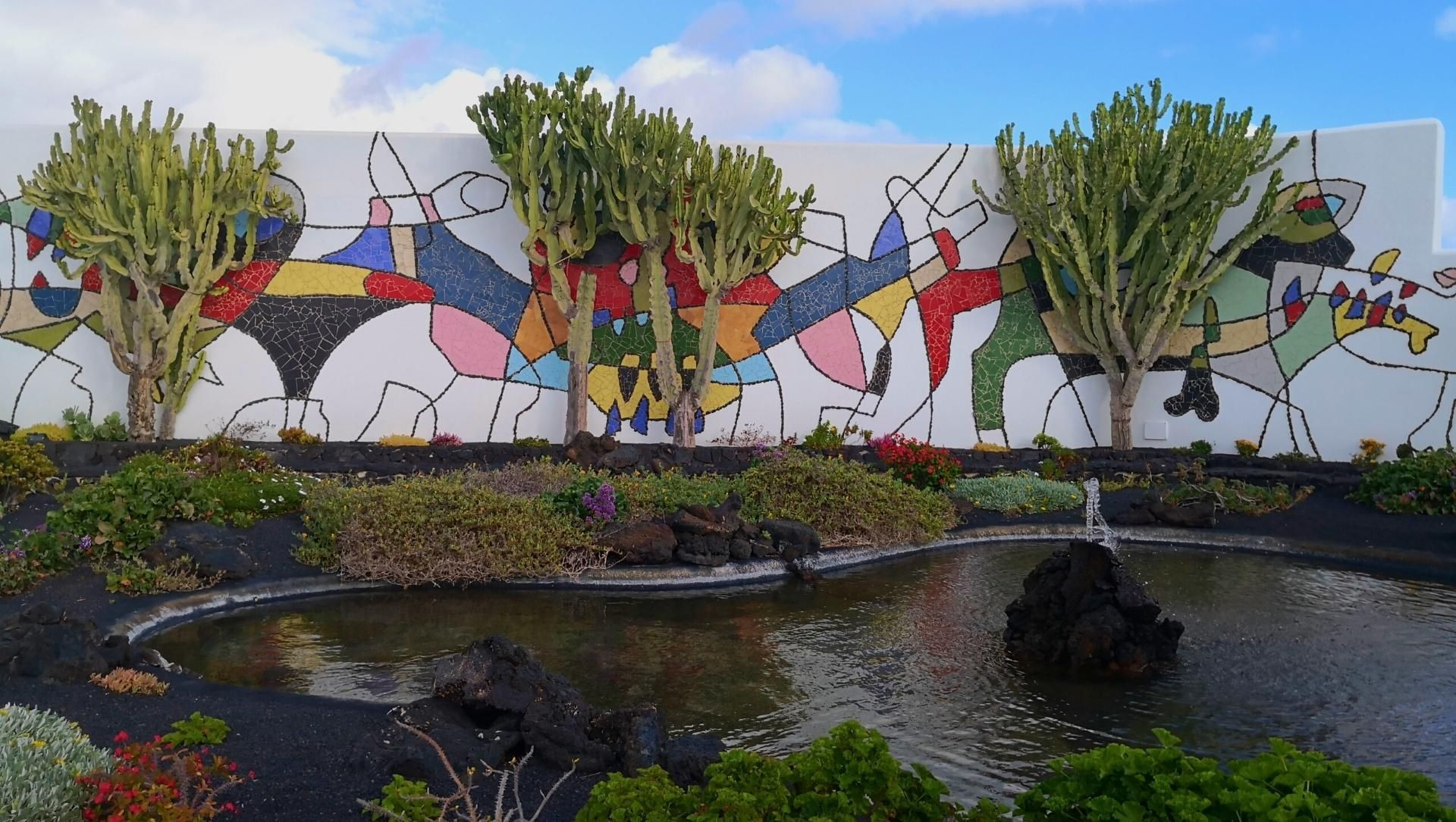 © Jean-Claude Praire Fresque en mosaïque et bassin de la Fondation César Manrique - Lanzarote, Îles Canaries