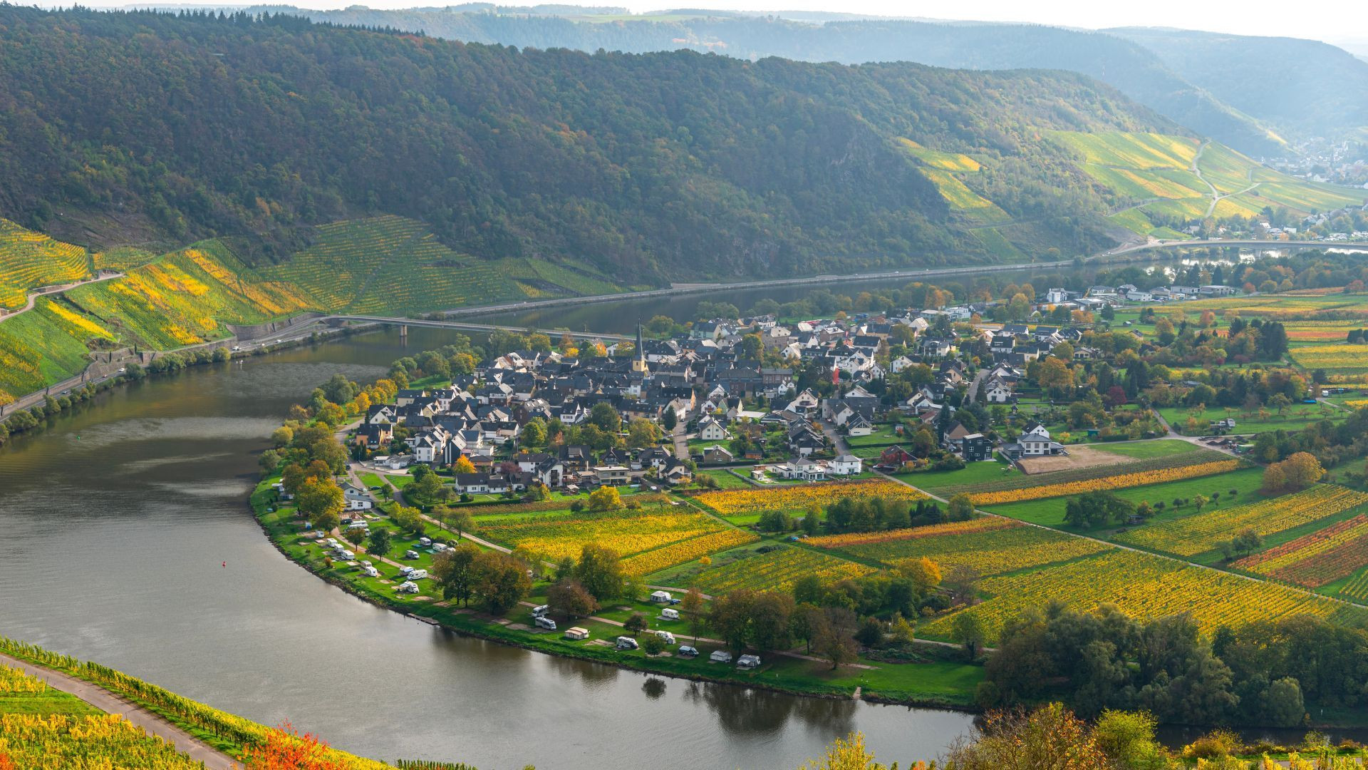 Village et vignobles dans une boucle de la Moselle - France