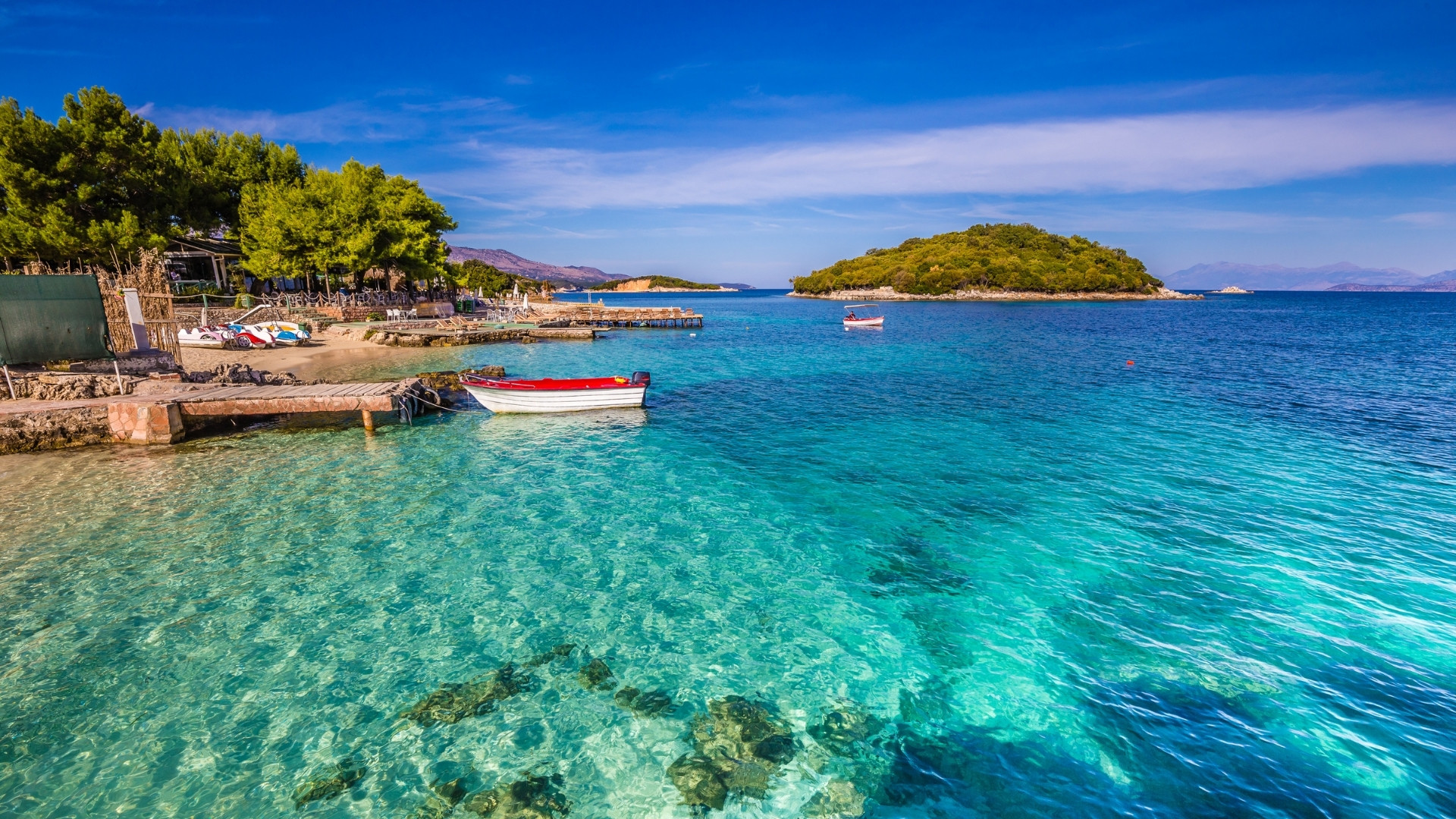 Crique aux eaux turquoise et barque - Ksamil - Riviera albanaise - Albanie